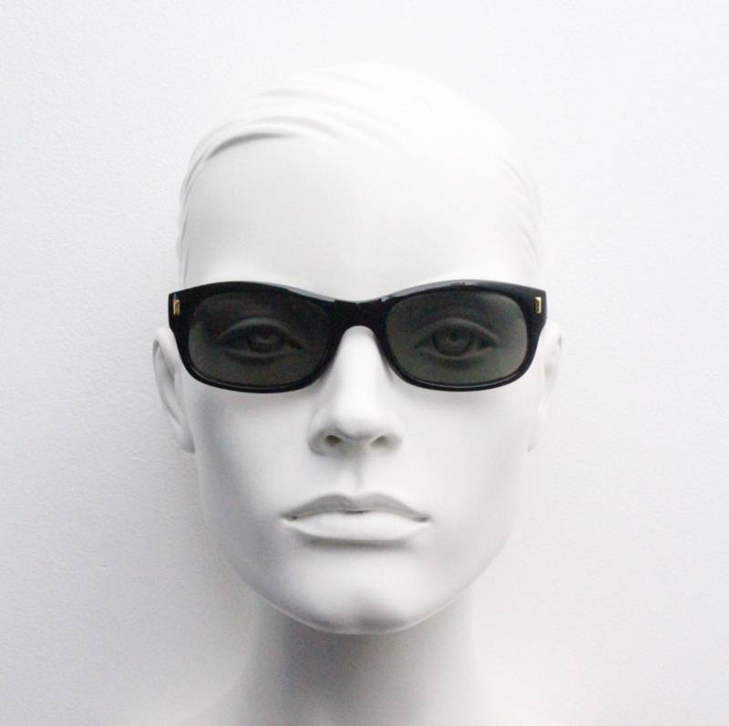 90Er Jahre Vintage Schmale Sonnenbrille. Schwarze Glänzende 60Er Design Low-Profile Modifiziert Im New Wayfarer Stil. Unbenutzt Nos 90Er Jahre Vintage Schmale Sonnenbrille. Schwarze Glänzende 60Er Design Low-Profile Modifiziert Im New Wayfarer Stil. Unbenutzt Nos von YouaretheBrandLondon