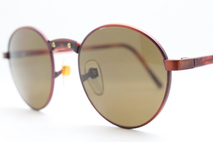 90Er Jahre Vintage Sonnenbrille, Rund. Lebendige Kombination Aus Satin-Kupfer Und Schildkröte Mit Warmen Braunen Gläsern. Zustand Unbenutzt Nos 90Er Jahre Vintage Sonnenbrille, Rund. Lebendige Kombination Aus Satin-Kupfer Und Schildkröte Mit Warmen Braunen Gläsern. Zustand Unbenutzt Nos von YouaretheBrandLondon