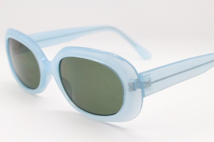 90Er Jahre Vintage Sonnenbrille Mit Ovalem Rahmen Und Breitem Rahmen. Transparente Himmelblaue 60Er Design Brillenfassung Grünen Gläsern. Ohne. Nr 90Er Jahre Vintage Sonnenbrille Mit Ovalem Rahmen Und Breitem Rahmen. Transparente Himmelblaue 60Er Design Brillenfassung Grünen Gläsern. Ohne. Nr von YouaretheBrandLondon