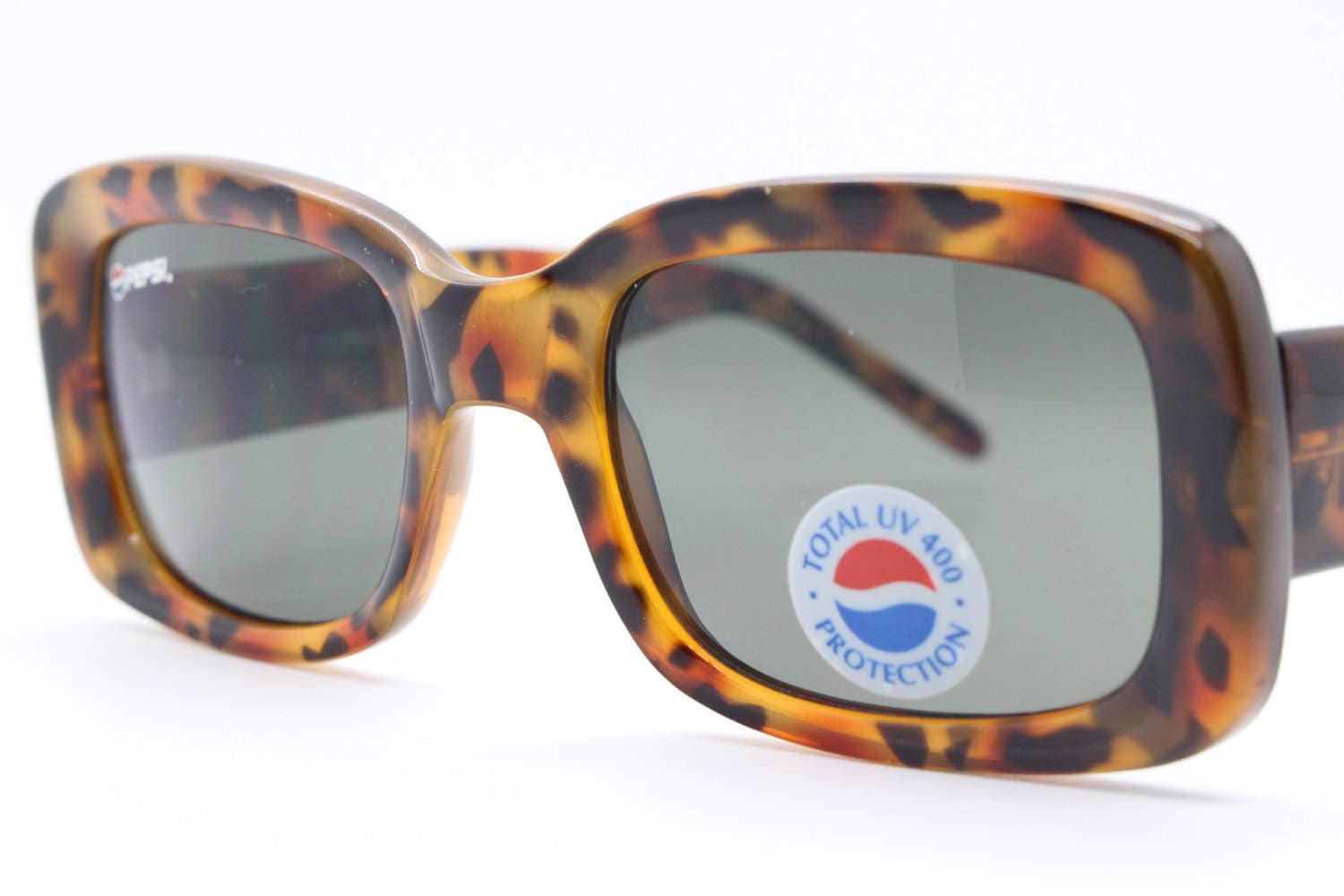 90Er Jahre Vintage Sonnenbrille. Rechteckiger Brillenrahmen in Schildpatt-Optik Mit Grüner Linse. 60'er Design Von Pepsi. Bnwt. Mod Nos 90Er Jahre Vintage Sonnenbrille. Rechteckiger Brillenrahmen in Schildpatt-Optik Mit Grüner Linse. 60'er Design Von Pepsi. Bnwt. Mod Nos von YouaretheBrandLondon