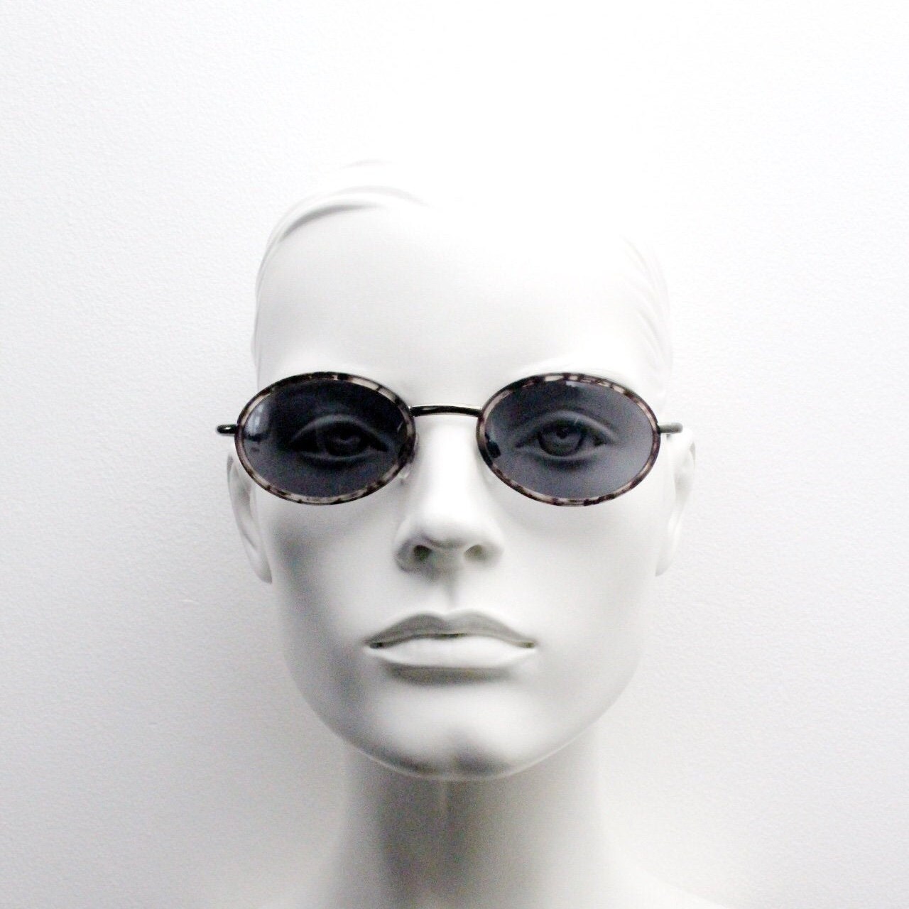 90Er Vintage Ovale Sonnenbrille Nos. Metallrahmen Umschließt Grauen Schneeleopard-Einsatz Mit Passenden Ohrbögen. Zustand Clubkinder. Steampunk 90Er Vintage Ovale Sonnenbrille Nos. Metallrahmen Umschließt Grauen Schneeleopard-Einsatz Mit Passenden Ohrbögen. Zustand Clubkinder. Steampunk von YouaretheBrandLondon