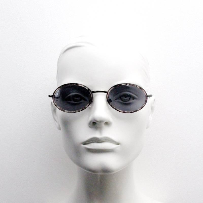 90Er Vintage Ovale Sonnenbrille Nos. Metallrahmen Umschließt Grauen Schneeleopard-Einsatz Mit Passenden Ohrbögen. Zustand Clubkinder. Steampunk 90Er Vintage Ovale Sonnenbrille Nos. Metallrahmen Umschließt Grauen Schneeleopard-Einsatz Mit Passenden Ohrbögen. Zustand Clubkinder. Steampunk von YouaretheBrandLondon