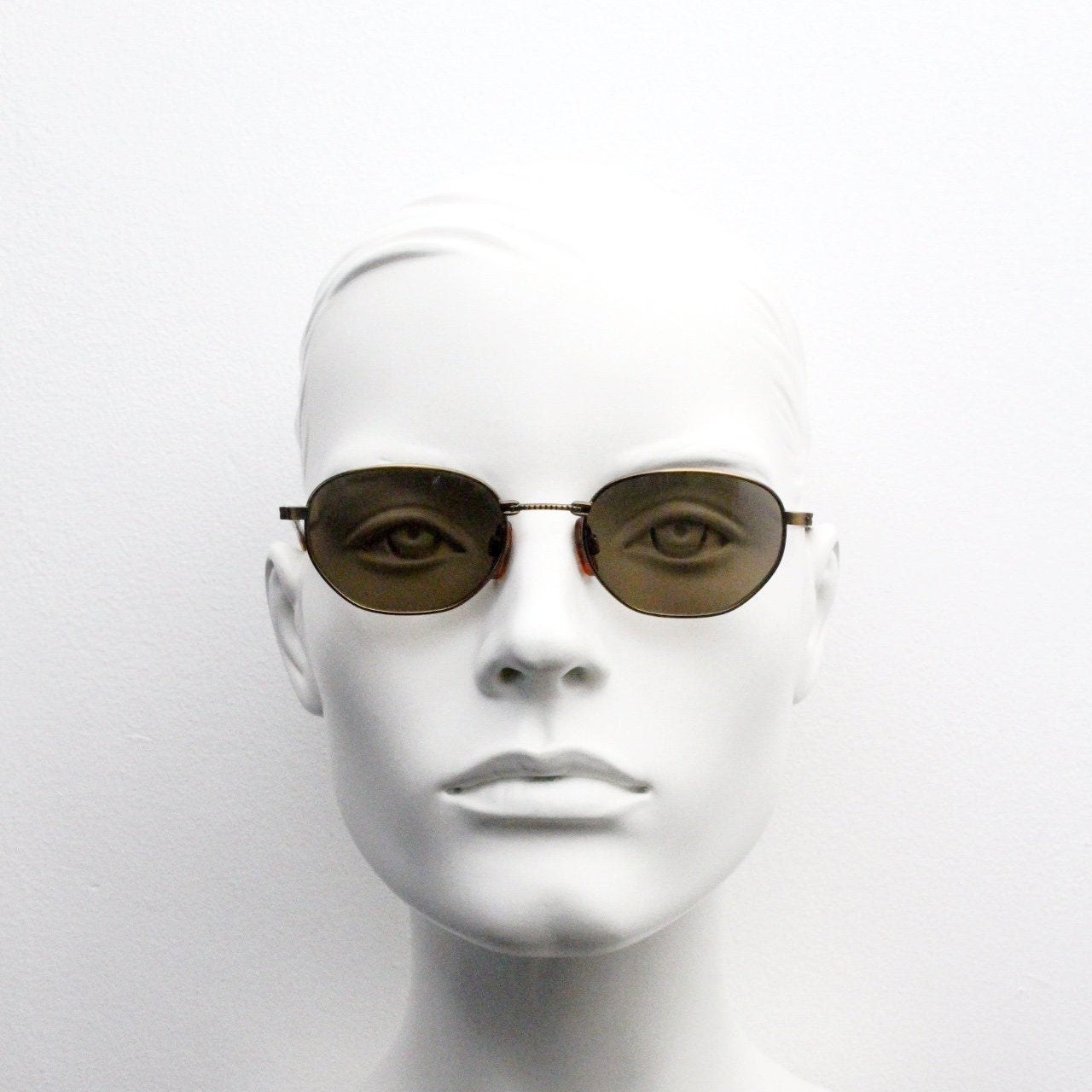 90Er Vintage Ovale Sonnenbrille. Bronze Gebürstete Satinierte Schlanke Metallfassung Mit Seil-Drehbrücke. Unbenutztes Micro Nos 90Er Vintage Ovale Sonnenbrille. Bronze Gebürstete Satinierte Schlanke Metallfassung Mit Seil-Drehbrücke. Unbenutztes Micro Nos von YouaretheBrandLondon