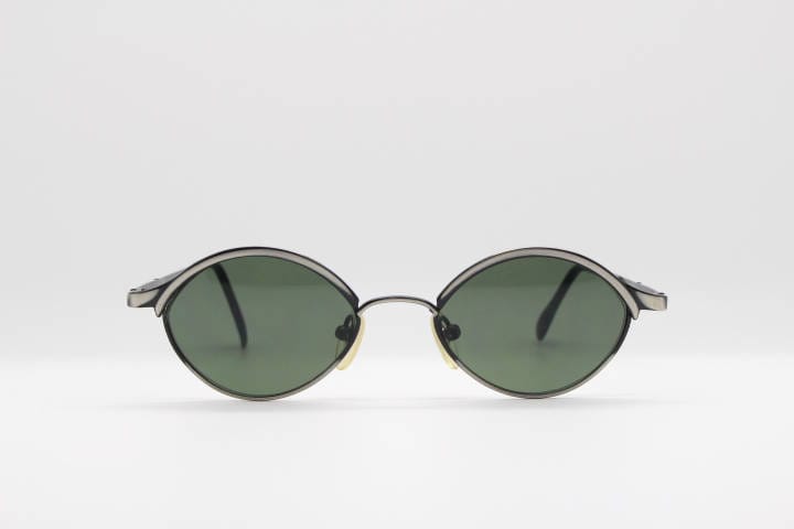 90Er Vintage Ovale Sonnenbrille. Der Brillenrahmen Ist Aus Satiniertem Gebürstetem Metall Mit Grünen Gläsern. Clubkinder. Steampunk. Schwärmer 90Er Vintage Ovale Sonnenbrille. Der Brillenrahmen Ist Aus Satiniertem Gebürstetem Metall Mit Grünen Gläsern. Clubkinder. Steampunk. Schwärmer von YouaretheBrandLondon
