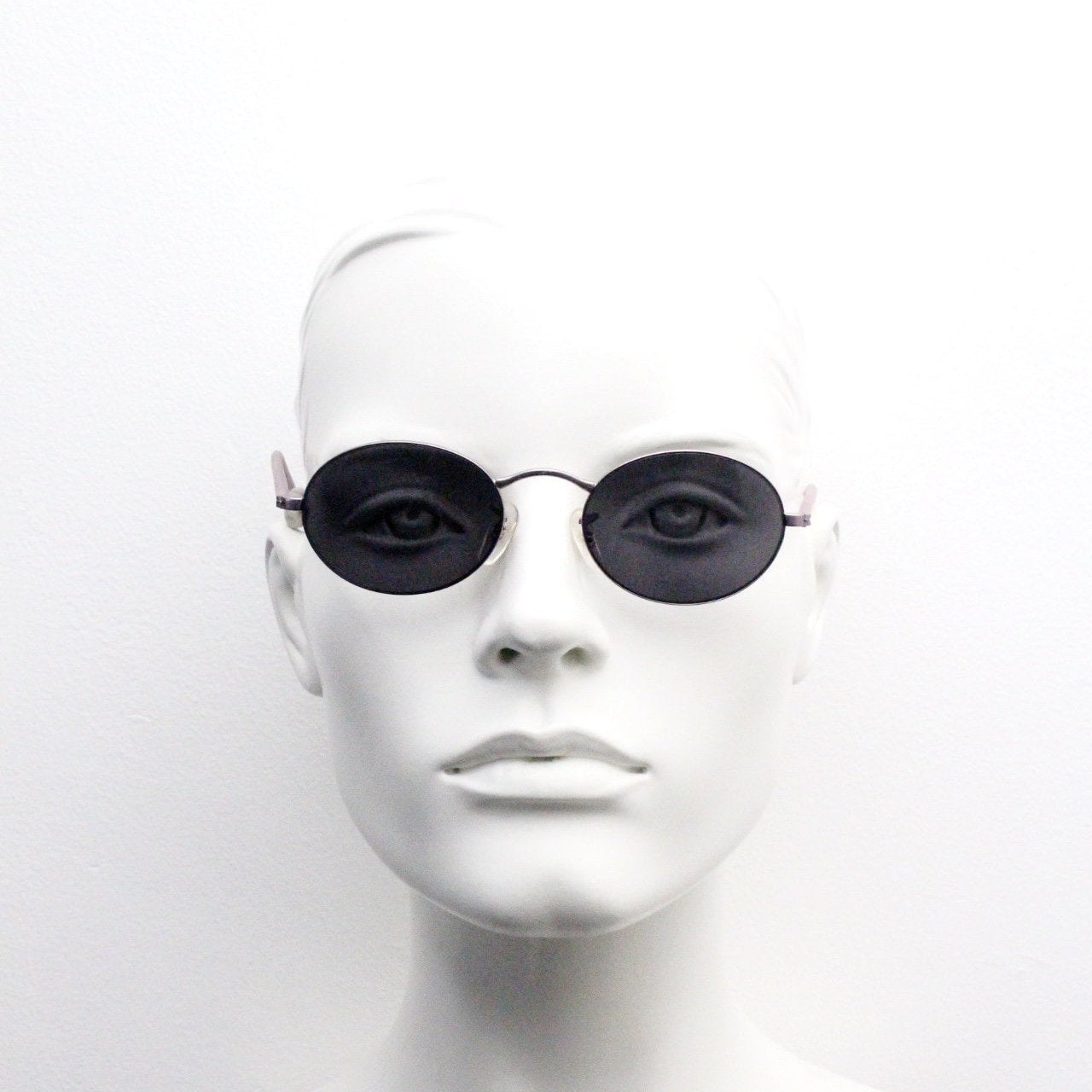 90Er Vintage Ovale Sonnenbrille. Ein Schmaler Fliederfarbener Minimaler Rahmen Aus Mattiertem Metall Mit Passenden Armen. Unbenutzt Nos 90Er Vintage Ovale Sonnenbrille. Ein Schmaler Fliederfarbener Minimaler Rahmen Aus Mattiertem Metall Mit Passenden Armen. Unbenutzt Nos von YouaretheBrandLondon
