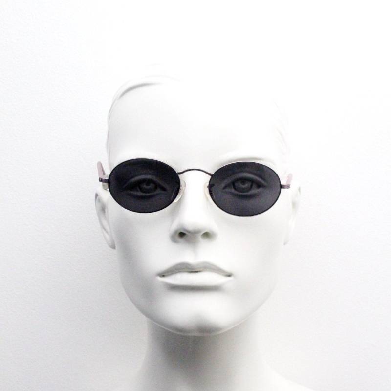 90Er Vintage Ovale Sonnenbrille. Ein Schmaler Fliederfarbener Minimaler Rahmen Aus Mattiertem Metall Mit Passenden Armen. Unbenutzt Nos 90Er Vintage Ovale Sonnenbrille. Ein Schmaler Fliederfarbener Minimaler Rahmen Aus Mattiertem Metall Mit Passenden Armen. Unbenutzt Nos von YouaretheBrandLondon