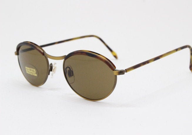 90Er Vintage Ovale Sonnenbrille. Matt Satinierter Ovaler Metallrahmen Mit Braunen Linsen Und Schildpatt-Brauen -Armen. Nr 90Er Vintage Ovale Sonnenbrille. Matt Satinierter Ovaler Metallrahmen Mit Braunen Linsen Und Schildpatt-Brauen -Armen. Nr von YouaretheBrandLondon