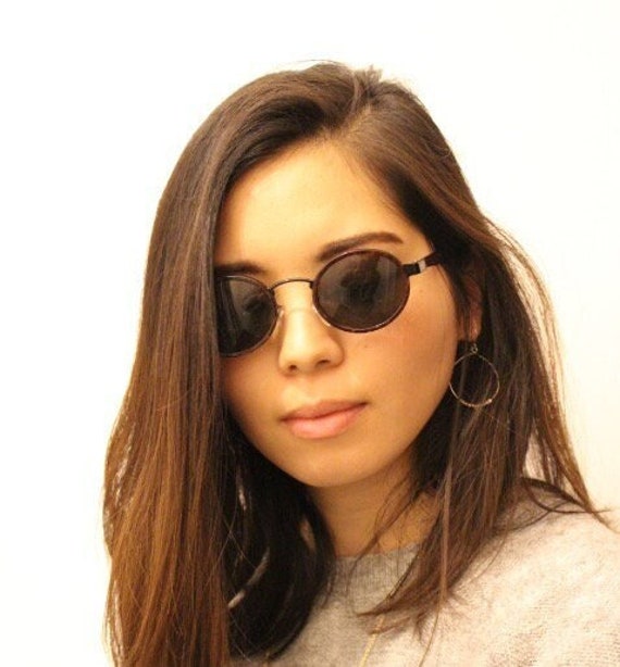 90Er Vintage Ovale Sonnenbrille. Nos Schwarzer Metallrahmen Ummantelt Schildkröt-Einsatz Mit Grünen Linsen. Zustand von YouaretheBrandLondon