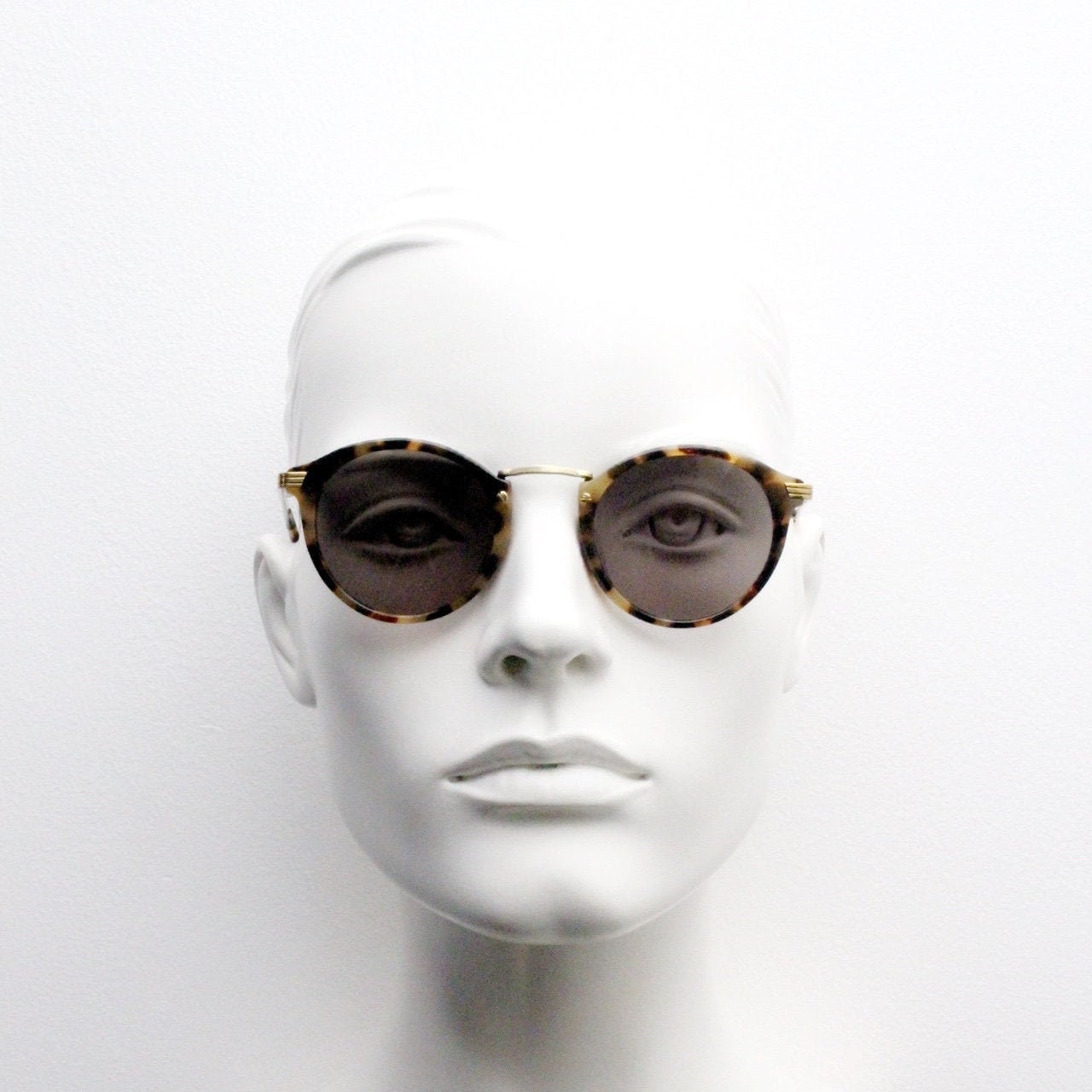 90Er Vintage Runde Sonnenbrille. Lebhafter Honigschildkröten 40Er Jahre Designrahmen Mit Lichtakzenten. Höhere Qualität Unbenutzt Nos 90Er Vintage Runde Sonnenbrille. Lebhafter Honigschildkröten 40Er Jahre Designrahmen Mit Lichtakzenten. Höhere Qualität Unbenutzt Nos von YouaretheBrandLondon