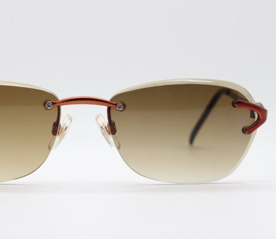 90S Vintage Sonnenbrille Ohne Rahmen. Braune Facettenlinsen Mit Kupferfarbene Bügel. Zustand Y2K. 2000 Jahren. Unbenutzt Nos 90S Vintage Sonnenbrille Ohne Rahmen. Braune Facettenlinsen Mit Kupferfarbene Bügel. Zustand Y2K. 2000 Jahren. Unbenutzt Nos von YouaretheBrandLondon
