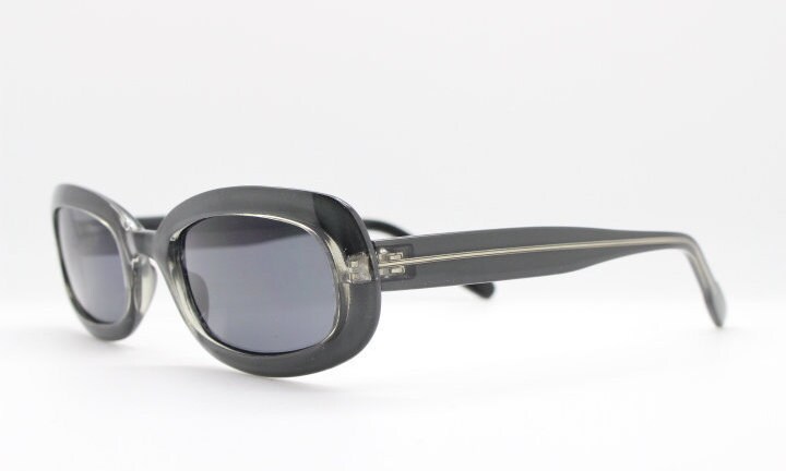 90S Vintage Sonnenbrille in Rechteckiger Form. Graue Gebogene Perlmuttfarbene Grobstrick Rahmen Mit Passenden Gläsern. Unbenutzt Nos. Zustand 90S Vintage Sonnenbrille in Rechteckiger Form. Graue Gebogene Perlmuttfarbene Grobstrick Rahmen Mit Passenden Gläsern. Unbenutzt Nos. Zustand von YouaretheBrandLondon