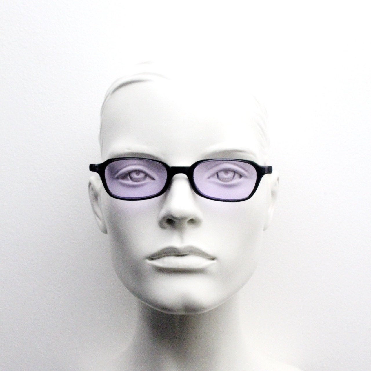 90S Vintage Sonnenbrille in Rechteckiger Form. Schwarze Schmale Wayfarer Cateye Brillenfassung Mit Lila Gläsern. 2000Er Jahre Katzenauge. Y2K 90S Vintage Sonnenbrille in Rechteckiger Form. Schwarze Schmale Wayfarer Cateye Brillenfassung Mit Lila Gläsern. 2000Er Jahre Katzenauge. Y2K von YouaretheBrandLondon