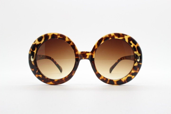 Y2K Vintage 60Er Jahre Design Sonnenbrille. Runde Übergroße, Leuchtende Schildpattbrille Mit Abgestuften Braunen Gläsern. Frauen. 70Er Jahre Y2K Vintage 60Er Jahre Design Sonnenbrille. Runde Übergroße, Leuchtende Schildpattbrille Mit Abgestuften Braunen Gläsern. Frauen. 70Er Jahre von YouaretheBrandLondon