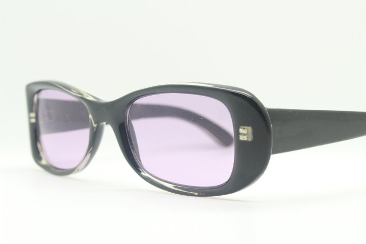 Y2K Vintage Gebogene Rechteckige Sonnenbrille. Massives Gestell in Schwarz Mit Rosa Gläsern 90Er, 2000Er Jahre Ungetragenes Nos Cateye Y2K Vintage Gebogene Rechteckige Sonnenbrille. Massives Gestell in Schwarz Mit Rosa Gläsern 90Er, 2000Er Jahre Ungetragenes Nos Cateye von YouaretheBrandLondon