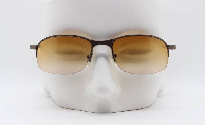 Y2K Vintage Rechteckige Sonnenbrille. Halbes Metallgestell Mit Strahlenden Bernsteinfarbenen Gläsern. Zustand 2000Er Jahre Nos. 90Er Y2K Vintage Rechteckige Sonnenbrille. Halbes Metallgestell Mit Strahlenden Bernsteinfarbenen Gläsern. Zustand 2000Er Jahre Nos. 90Er von YouaretheBrandLondon