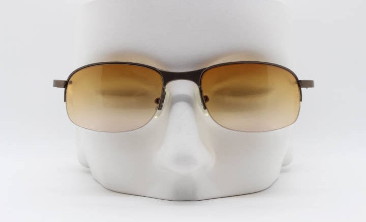 Y2K Vintage Rechteckige Sonnenbrille. Halbes Metallgestell Mit Strahlenden Bernsteinfarbenen Gläsern. Zustand 2000Er Jahre Nos. 90Er Y2K Vintage Rechteckige Sonnenbrille. Halbes Metallgestell Mit Strahlenden Bernsteinfarbenen Gläsern. Zustand 2000Er Jahre Nos. 90Er von YouaretheBrandLondon