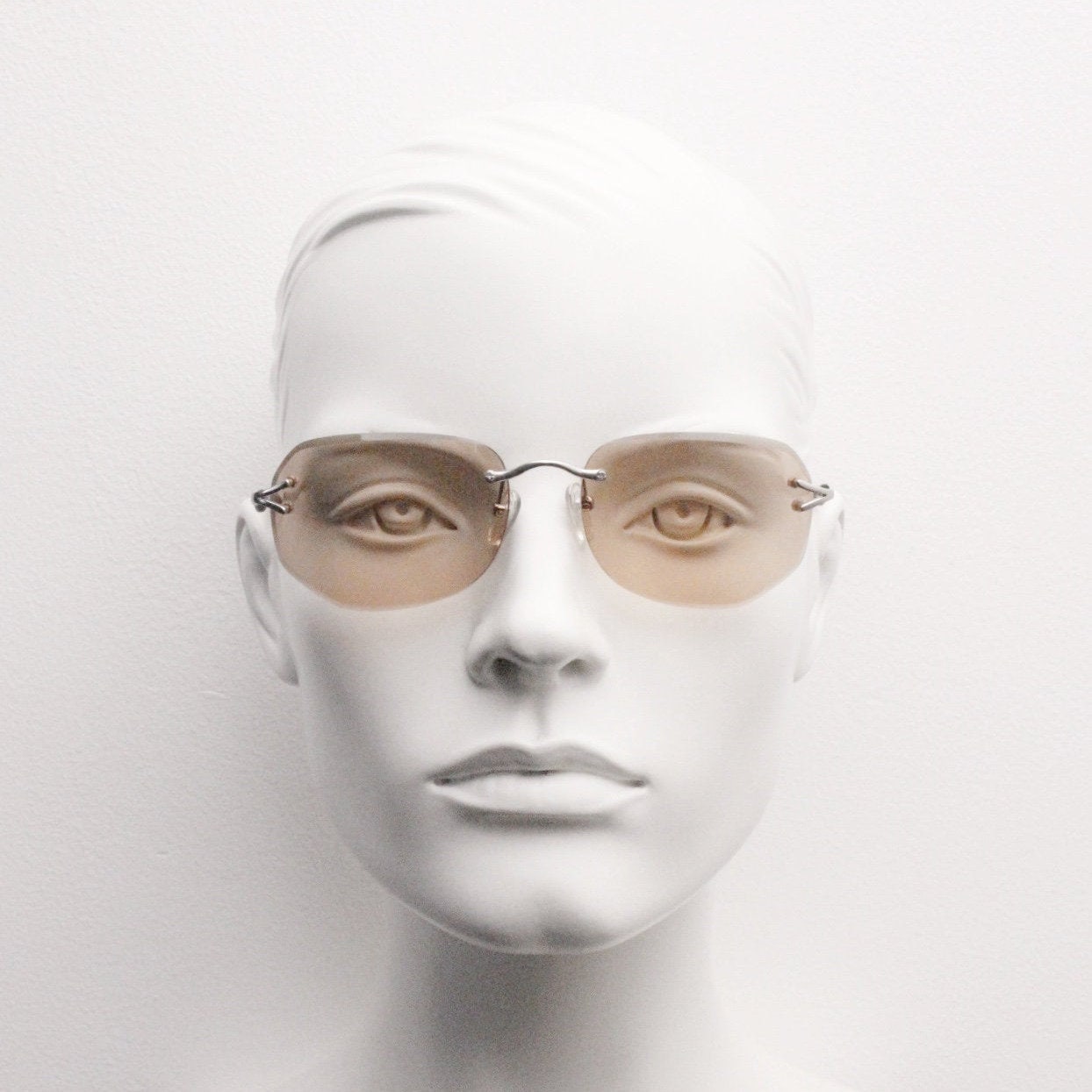 Y2K Vintage Sonnenbrille. Rahmenlose Hellbraune Facettenlinsen Mit Verchromten Buchsen Und Schlanken Bügeln. 2000Er Jahre Unbenutzt Nos. Zustand Y2K Vintage Sonnenbrille. Rahmenlose Hellbraune Facettenlinsen Mit Verchromten Buchsen Und Schlanken Bügeln. 2000Er Jahre Unbenutzt Nos. Zustand von YouaretheBrandLondon