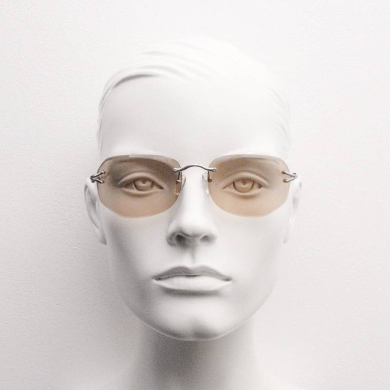 Y2K Vintage Sonnenbrille. Rahmenlose Hellbraune Facettenlinsen Mit Verchromten Buchsen Und Schlanken Bügeln. 2000Er Jahre Unbenutzt Nos. Zustand Y2K Vintage Sonnenbrille. Rahmenlose Hellbraune Facettenlinsen Mit Verchromten Buchsen Und Schlanken Bügeln. 2000Er Jahre Unbenutzt Nos. Zustand von YouaretheBrandLondon