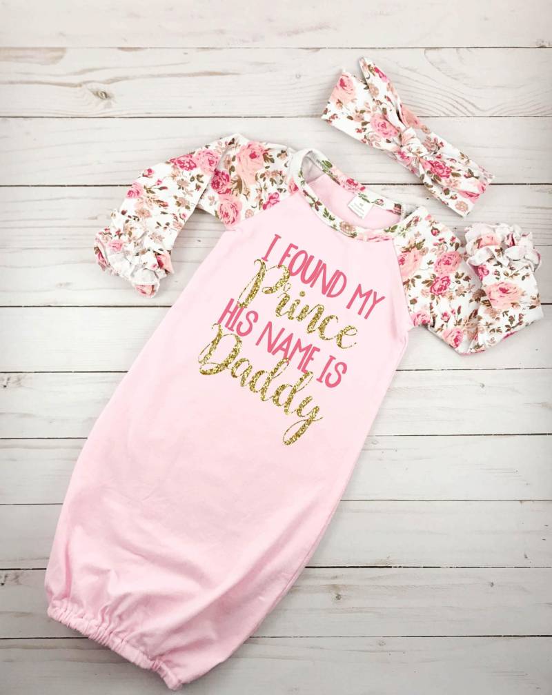 Personalisierte Neugeborene Mädchen Kleid Florales "Ich Habe Meinen Prinzen' Outfit von YoungLoveCreations