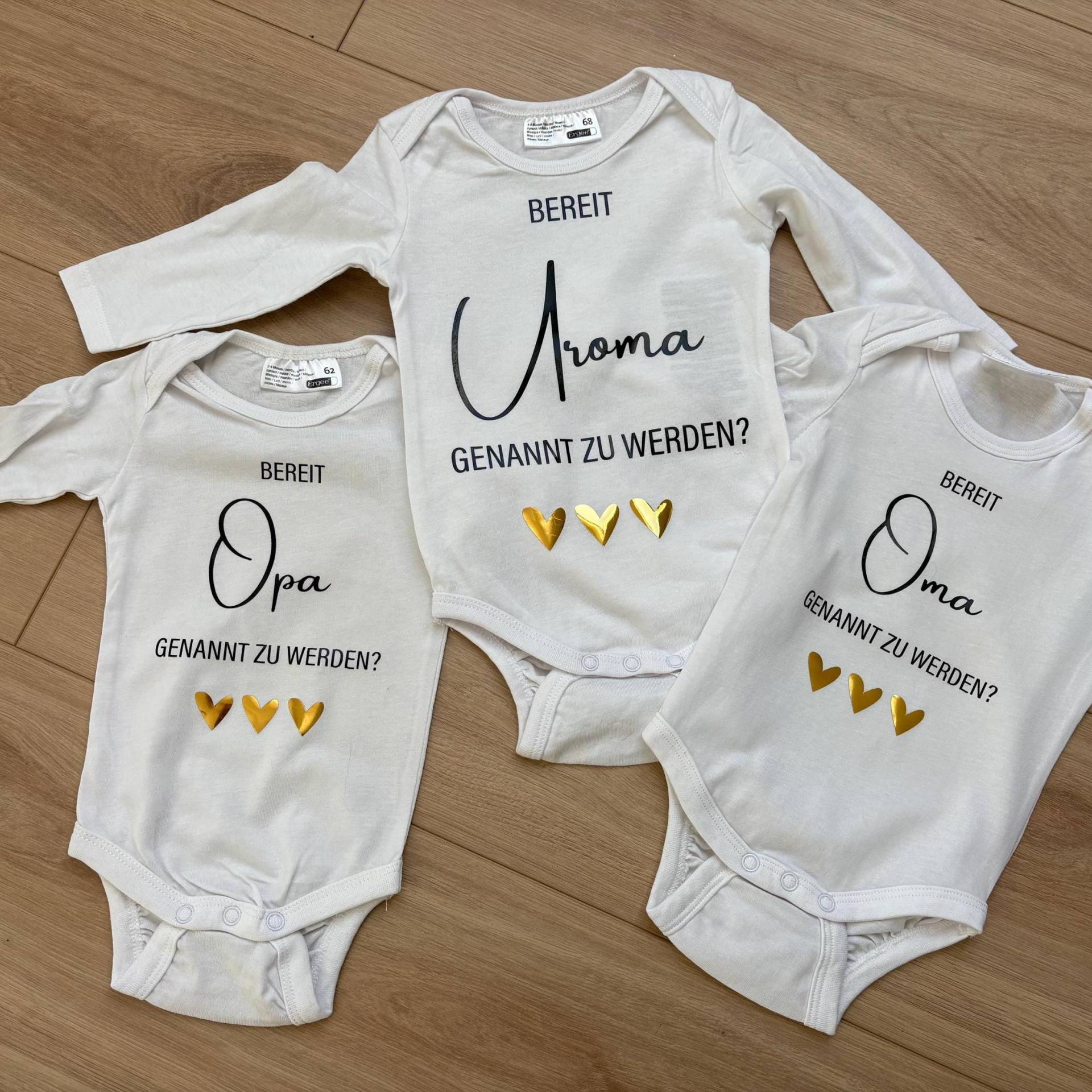 Baby-Body Zur Schwangerschaftsankündigung | "Bereit Oma/Opa Uroma Uropa Tante Onkel Genannt Zu Werden?" Weiß Mit Goldenen Herzen Baby-Body Zur Schwangerschaftsankündigung | "Bereit Oma/Opa Uroma Uropa Tante Onkel Genannt Zu Werden?" Weiß Mit Goldenen Herzen von YourBlissfulMoment