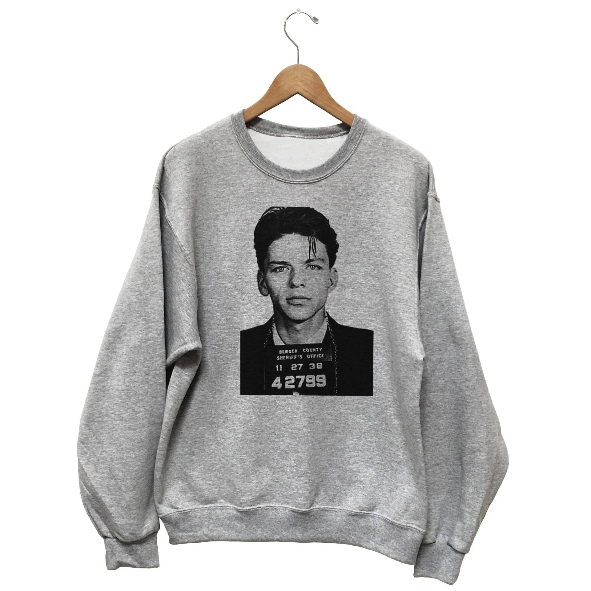 Frank Sinatra Mugshot Sweatshirt - Tshirt Graues S, M, L, Xl Frank Sinatra Mugshot Sweatshirt - Tshirt Graues S, M, L, Xl von YourCupOfTEE