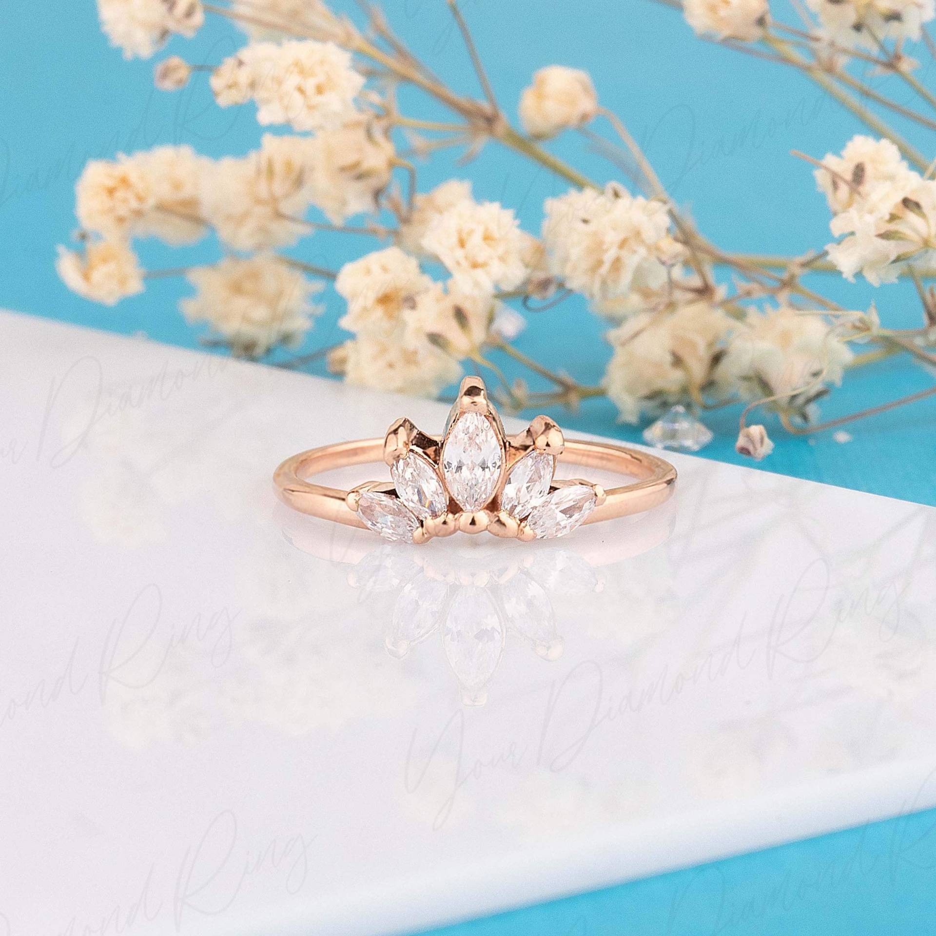 Art Deco Geschwungene Marquise Moissanite Krone Ehering, Zierliche Frauen Roségold Tiara Versprechen Ring von YourDiamondRing