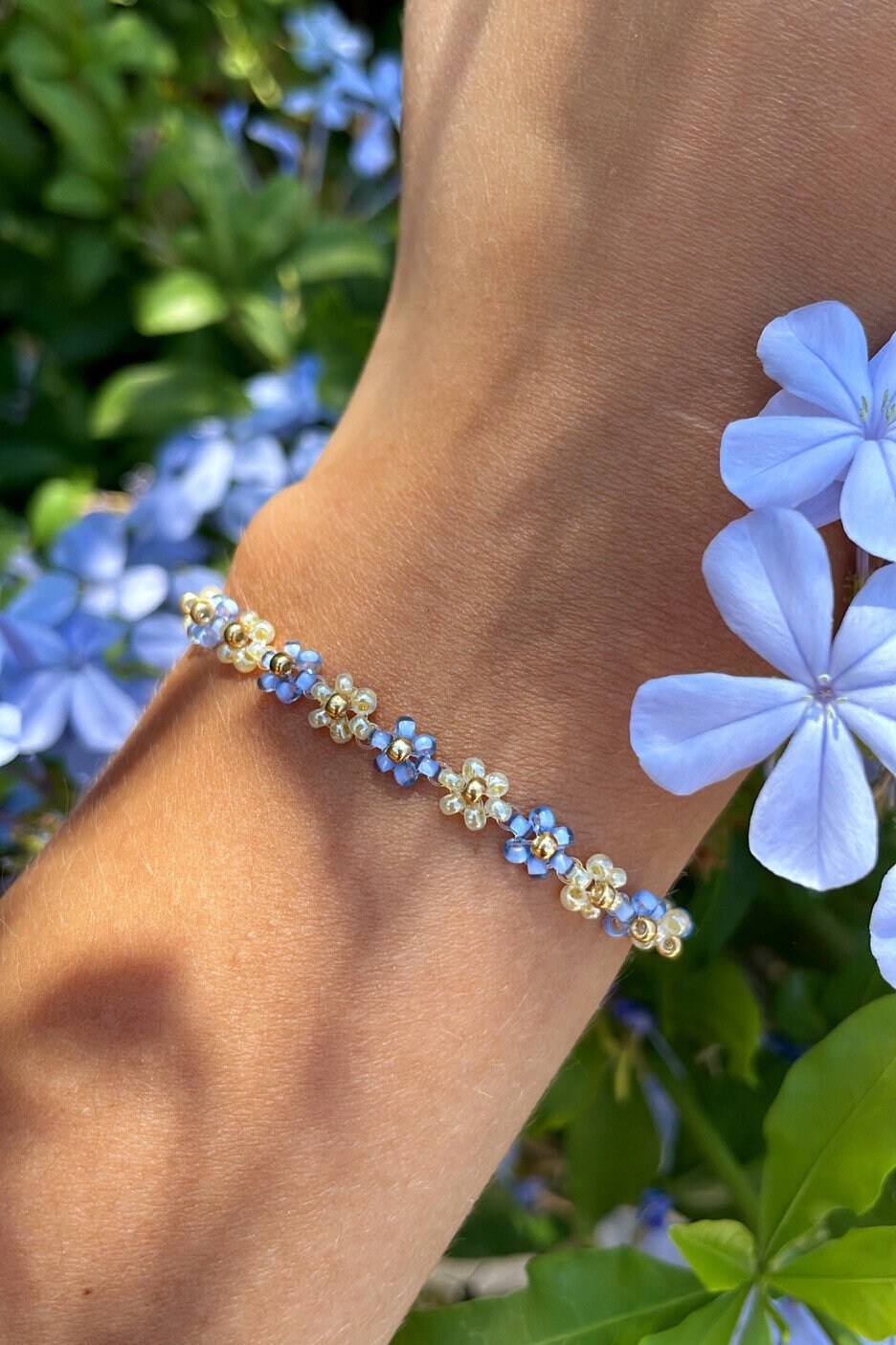 Blümchenarmband Aus Glasperlen in Blau Und Gelb | Bunte Perlenarmbänder Gänseblümchenarmband Blümchenarmband Aus Glasperlen in Blau Und Gelb | Bunte Perlenarmbänder Gänseblümchenarmband von YourGoldenAngel