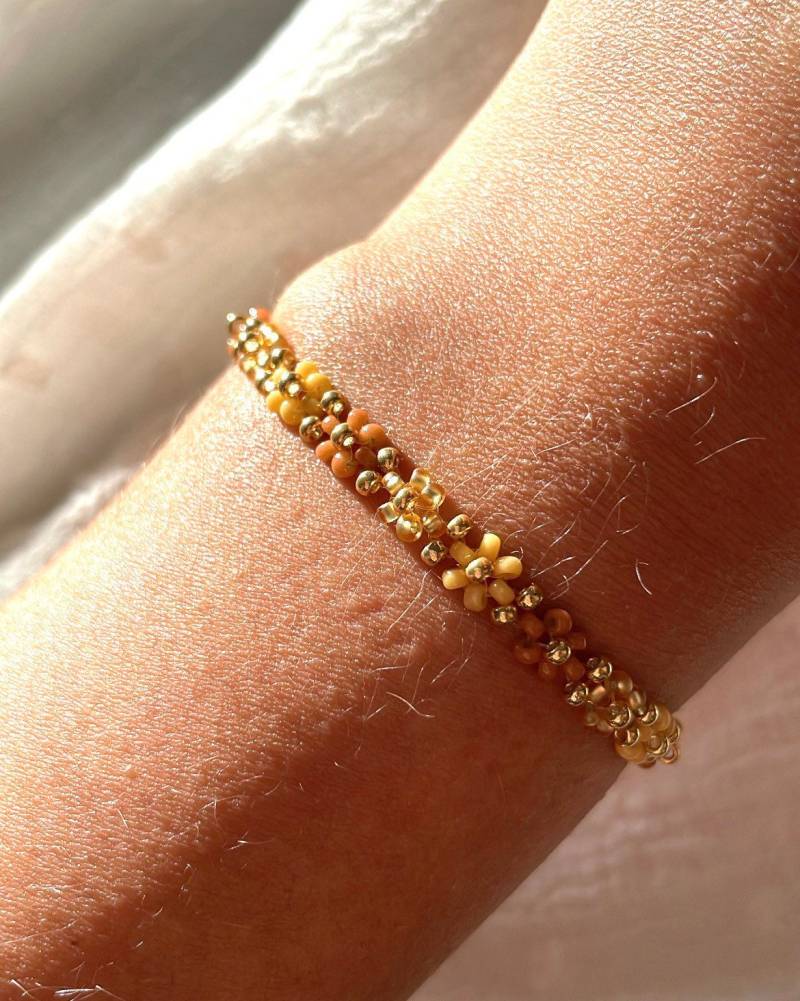 Blümchenarmband Aus Glasperlen in Gold, Braun, Orange | Bunte Perlenarmbänder Gänseblümchenarmband Blümchenarmband Aus Glasperlen in Gold, Braun, Orange | Bunte Perlenarmbänder Gänseblümchenarmband von YourGoldenAngel