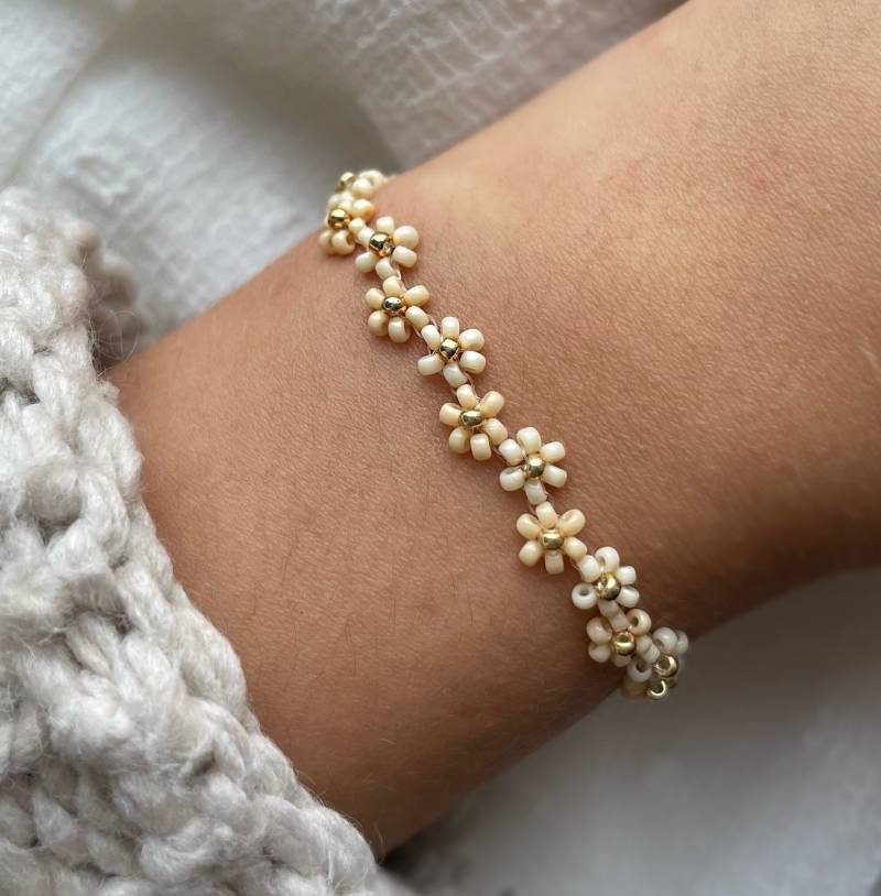 Blümchenarmband in Beige | Perlenarmbänder Aus Glasperlen Zick Zack Blumenmuster Gänseblümchenarmband Blumenoptik Blümchenarmband in Beige | Perlenarmbänder Aus Glasperlen Zick Zack Blumenmuster Gänseblümchenarmband Blumenoptik von YourGoldenAngel