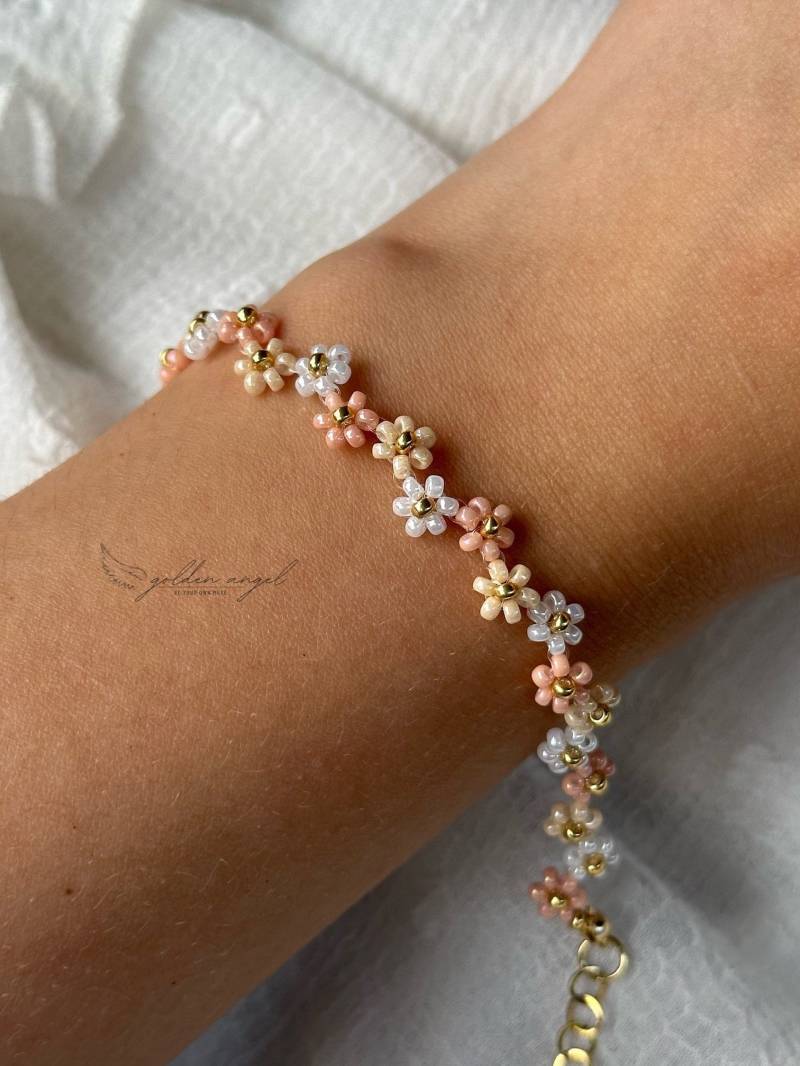 Blümchenarmband in Beige & Peach | Goldene Perlenarmbänder Aus Glasperlen Zick Zack Blumenmuster Gänseblümchenarmband Gold Und Silber Blümchenarmband in Beige & Peach | Goldene Perlenarmbänder Aus Glasperlen Zick Zack Blumenmuster Gänseblümchenarmband Gold Und Silber von YourGoldenAngel