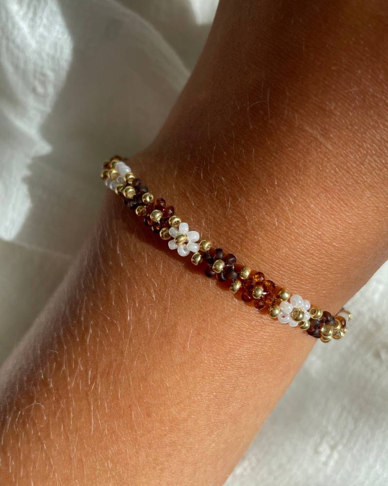 Blümchenarmband in Braun, Weiß, Gold | Braunes Blumenarmband Bunte Perlenarmbänder Gänseblümchenarmband Blumenoptik Blümchenarmband in Braun, Weiß, Gold | Braunes Blumenarmband Bunte Perlenarmbänder Gänseblümchenarmband Blumenoptik von YourGoldenAngel