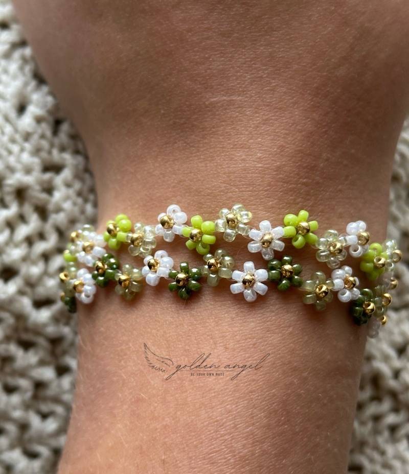 Blümchenarmband in Grün, Weiß | Perlenarmbänder Aus Glasperlen Zick Zack Blumenmuster Gänseblümchenarmband Blumenoptik Blümchenarmband in Grün, Weiß | Perlenarmbänder Aus Glasperlen Zick Zack Blumenmuster Gänseblümchenarmband Blumenoptik von YourGoldenAngel