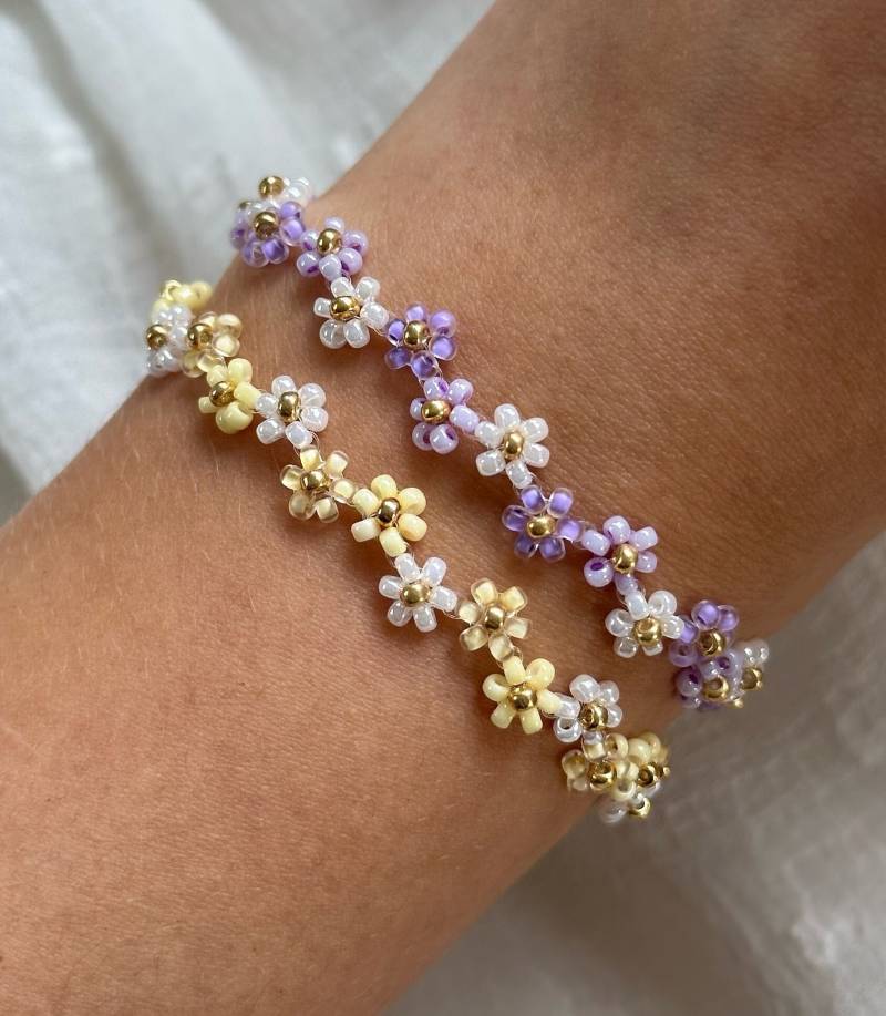 Blümchenarmband in Lila, Gelb Und Weiß | Perlenarmbänder Aus Glasperlen Zick Zack Blumenmuster Gänseblümchenarmband Blümchenarmband in Lila, Gelb Und Weiß | Perlenarmbänder Aus Glasperlen Zick Zack Blumenmuster Gänseblümchenarmband von YourGoldenAngel