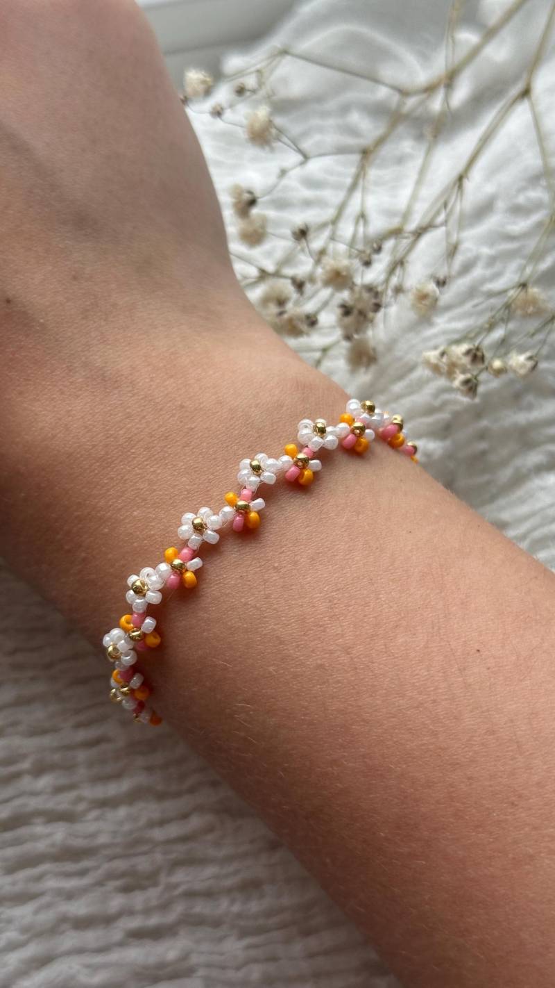 Blümchenarmband in Pink, Orange, Weiß | Perlenarmband Gold Boho Schmuck Damen Blumenmuster Floraler Für Frauen von YourGoldenAngel
