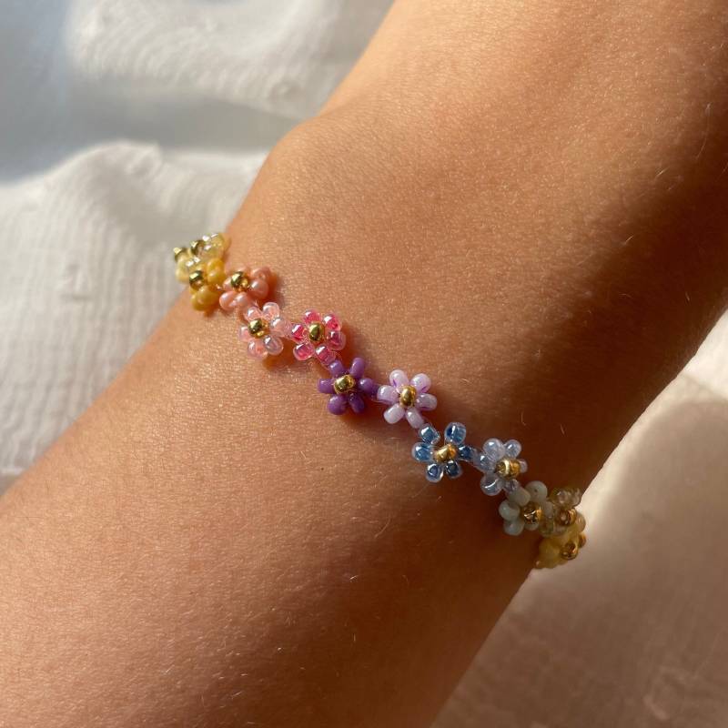 Blümchenarmband in Regenbogenfarben| Zick Zack Blumenmuster | Bunte Perlenarmbänder Regenbogen Gänseblümchenarmband Yourgoldenangel von YourGoldenAngel