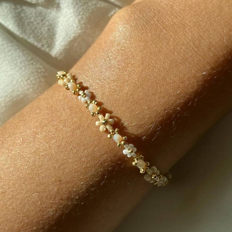 Blümchenarmband in Weiß & Beige | Goldene Perlenarmbänder Aus Glasperlen Blumenmuster Gänseblümchenarmband Gold Blümchenarmband in Weiß & Beige | Goldene Perlenarmbänder Aus Glasperlen Blumenmuster Gänseblümchenarmband Gold von YourGoldenAngel