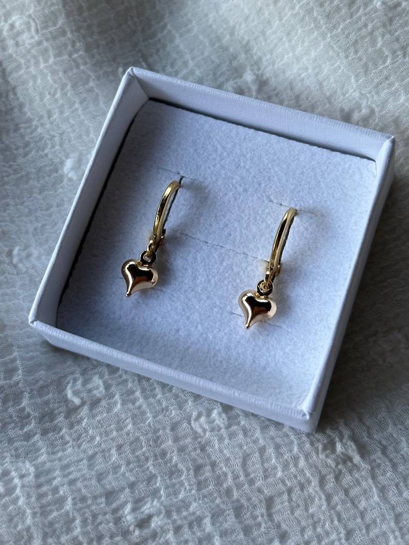 Handgemachte Herz-Ohrringe in Gold | 24K Vergoldung Creolen Yourgoldenangel von YourGoldenAngel