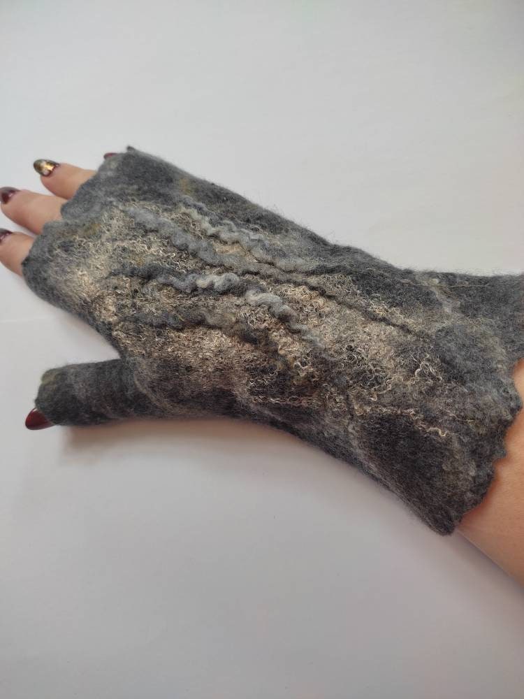 Handgefilzte Handschuhe Aus Wolle, Handgefilzte Stulpen, Geschenk Für Frauen Und Mädchen von YourHappyFelts