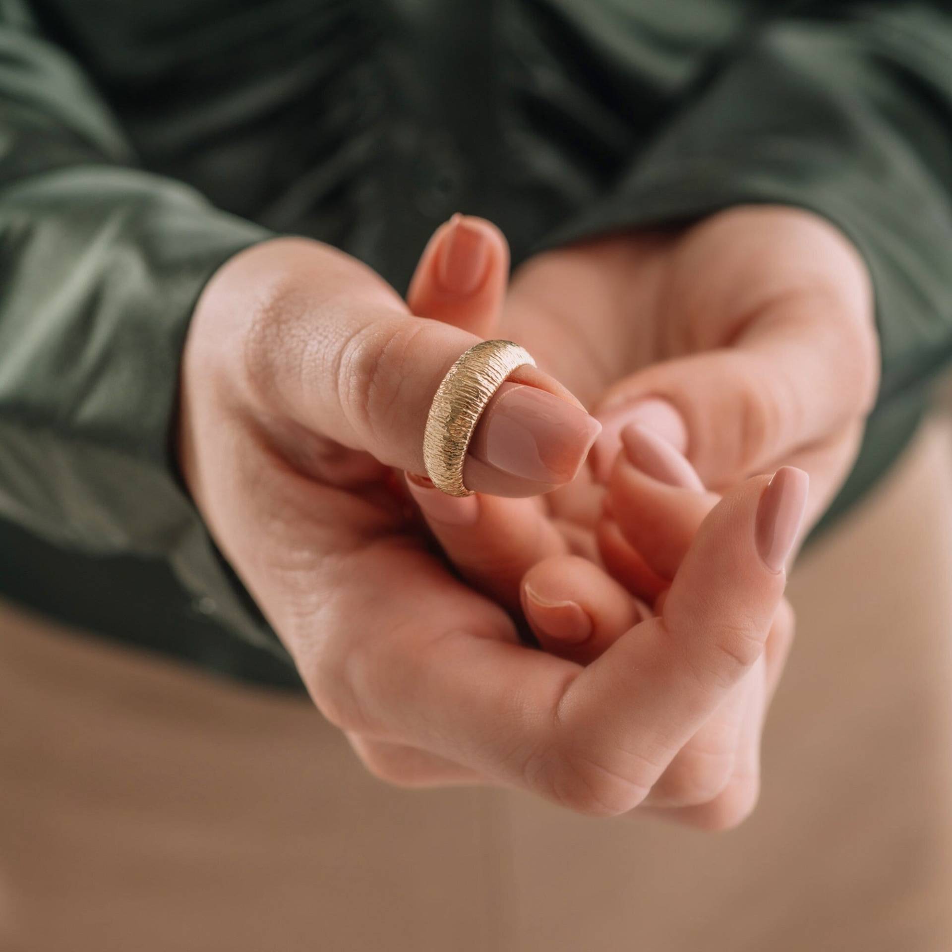 strukturierter Ring Aus 14-Karätigem Gold | Zierlicher Linienring Goldmutiger Klobiger Kuppelring Gerippter Gold-statement-Ring Damen von YourJewelCreations