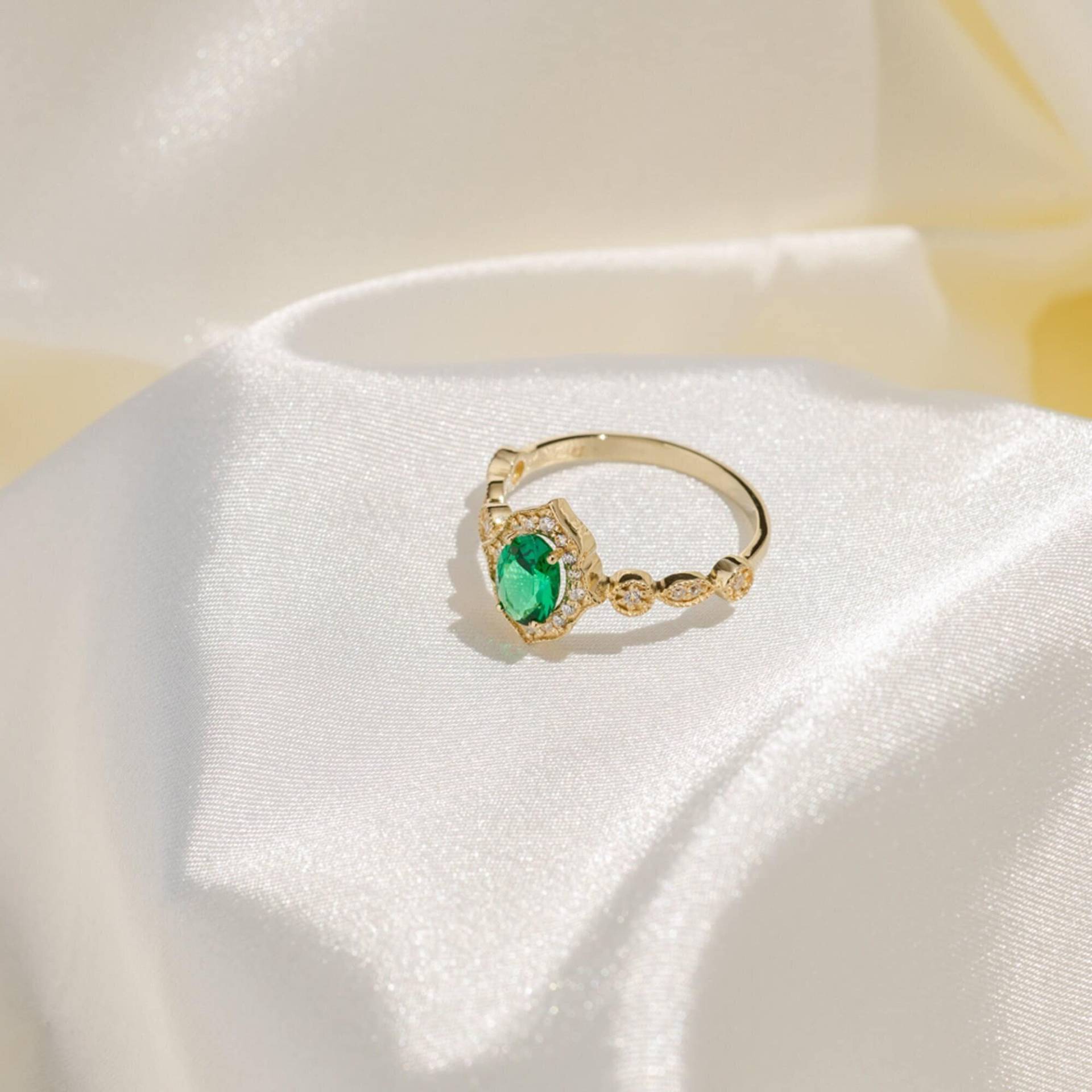 14K Solid Gold Vintage Smaragd Verlobungsring | Ovaler Ring Frauen Grüner Edelstein Solitär Einfacher Statement Echt von YourJewelCreations