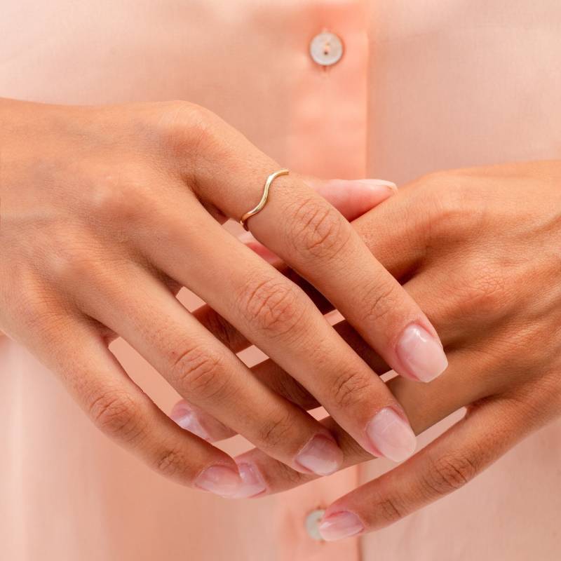 14K Solid Gold Wellenring Dünner Stapel-Ehering von ArvaJewels