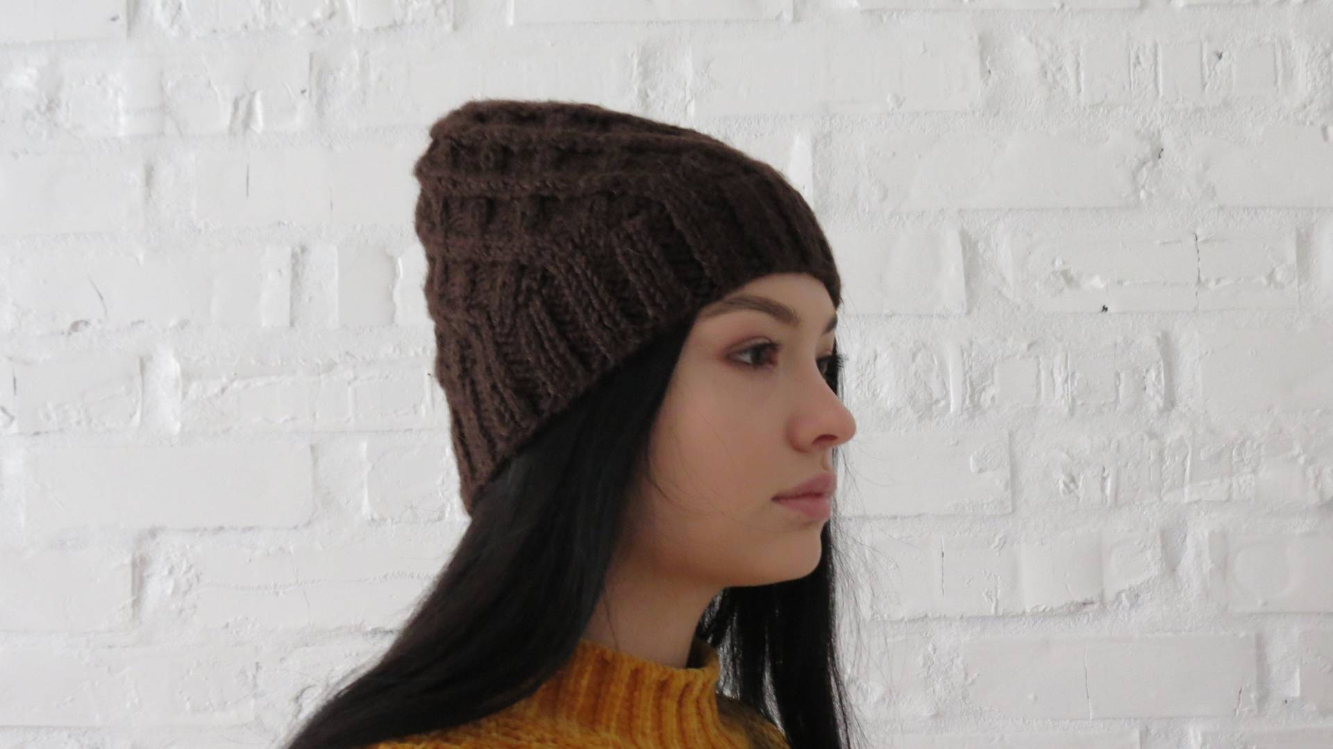 Dunkelbraune Wintermütze Frauen Strickmütze Alpaka Wolle Winter Zopfmuster Handgestrickt Beanie Geschenk Für Schwester Tochter Zum Valentinstag von YourKnitwearShop