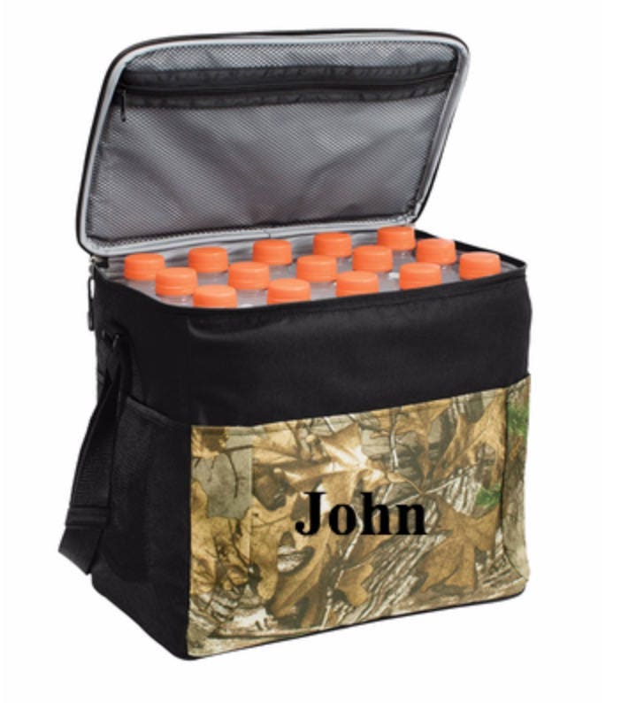 Monogramm Camouflage 24-Dosen-Würfelkühler - Ideal Für Väter, Trauzeugen, Vater Der Braut Monogramm Camouflage 24-Dosen-Würfelkühler - Ideal Für Väter, Trauzeugen, Vater Der Braut von YourLogoEmbroidery