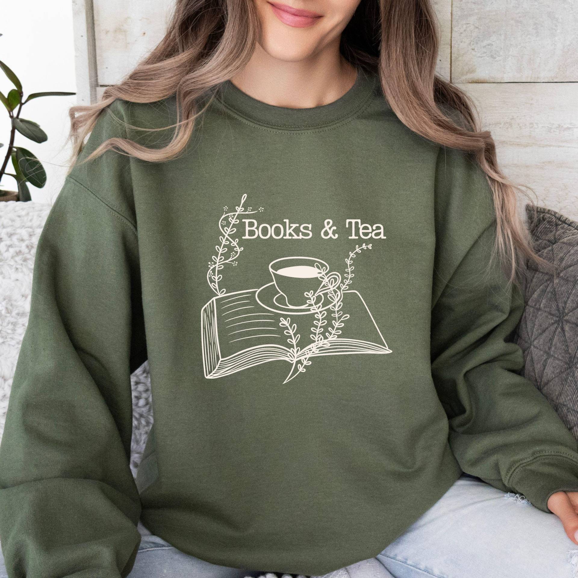 Books & Tea Sweatshirt, Bücher Shirt, Bücherwurm Geschenk Für Buchliebhaber, Gemütlicher Herbst Pulli, Reading Aestetic Pullover von YourMomentBoutique