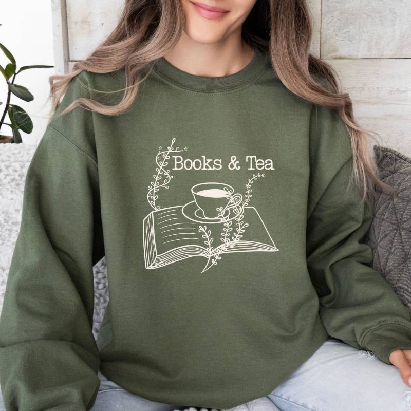 Books & Tea Sweatshirt, Bücher Shirt, Bücherwurm Geschenk Für Buchliebhaber, Gemütlicher Herbst Pulli, Reading Aestetic Pullover von YourMomentBoutique