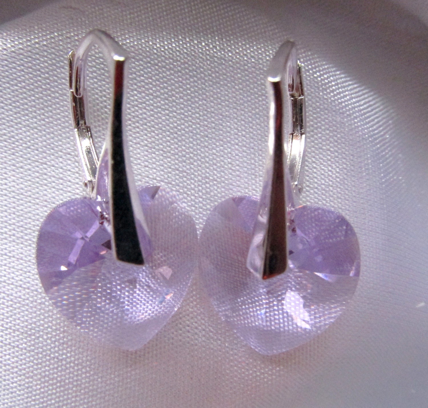 925 Massiv Sterling Silber Leverback Swarovski Xilion Herz Kristall Ohrringe - Violett Helllila 925 Massiv Sterling Silber Leverback Swarovski Xilion Herz Kristall Ohrringe - Violett Helllila von YourMomentTreasure