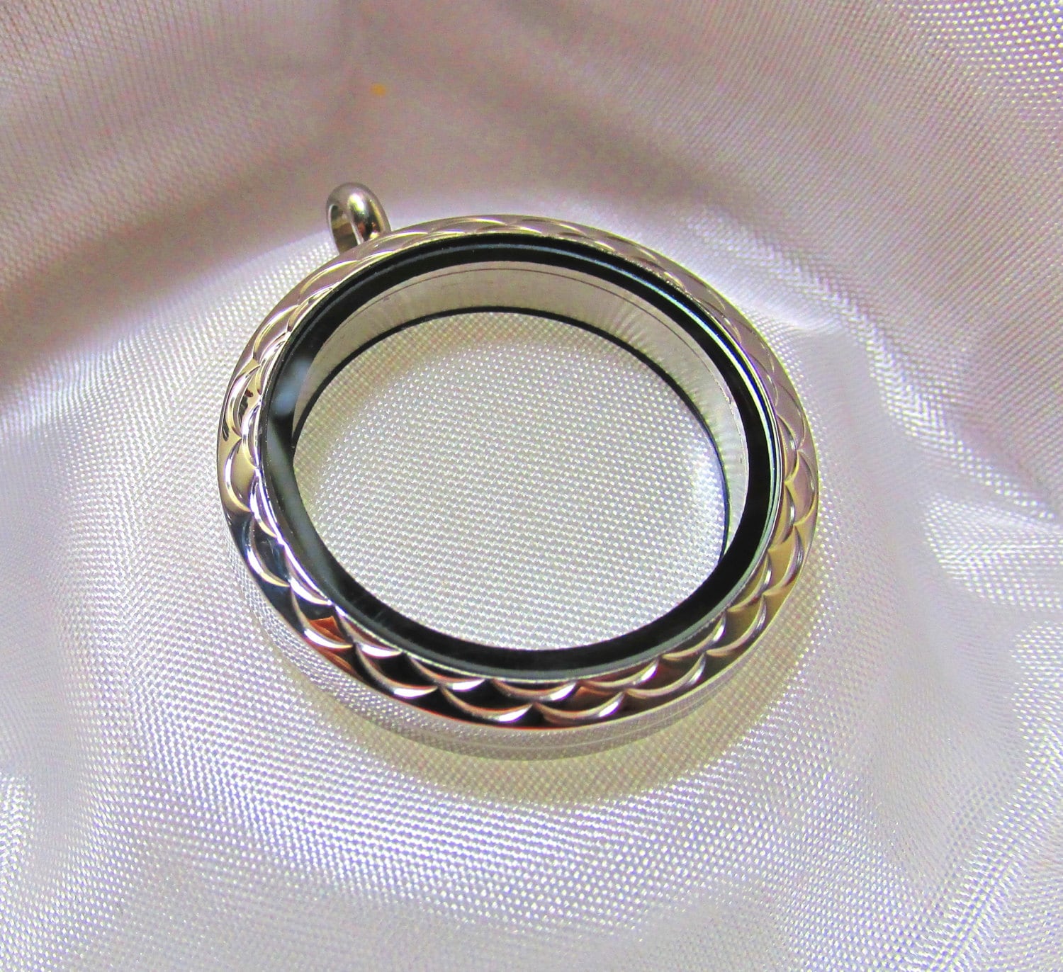 Edelstahl Blume Geschnitzt Silber Floating Glass Memory Wasserdicht Twist Schraube Öffnen Schließen Medaillon Halskette Edelstahl Blume Geschnitzt Silber Floating Glass Memory Wasserdicht Twist Schraube Öffnen Schließen Medaillon Halskette von YourMomentTreasure