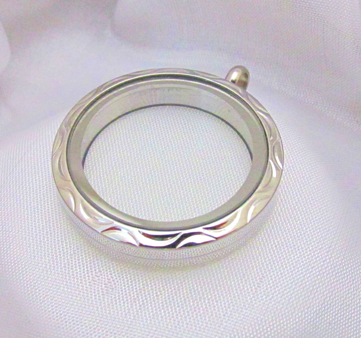 Edelstahl Geschnitzt Silber Floating Glass Memory Wasserdicht Twist Schraube Öffnen Schließen Medaillon 30 Mm Edelstahl Geschnitzt Silber Floating Glass Memory Wasserdicht Twist Schraube Öffnen Schließen Medaillon 30 Mm von YourMomentTreasure