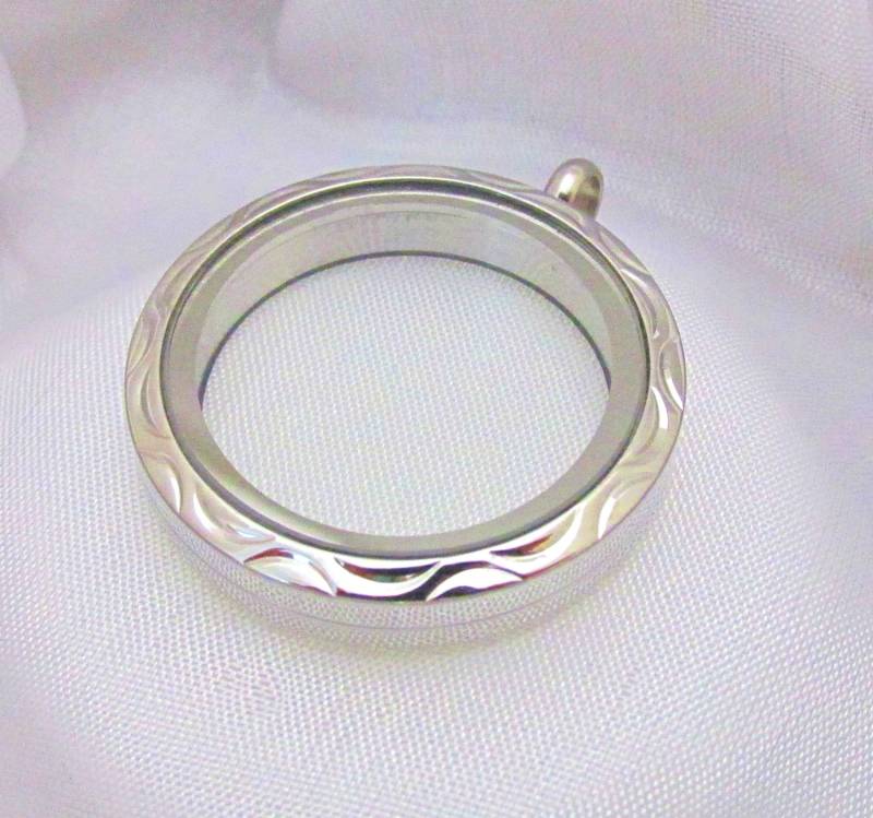 Edelstahl Geschnitzt Silber Floating Glass Memory Wasserdicht Twist Schraube Öffnen Schließen Medaillon 30 Mm Edelstahl Geschnitzt Silber Floating Glass Memory Wasserdicht Twist Schraube Öffnen Schließen Medaillon 30 Mm von YourMomentTreasure