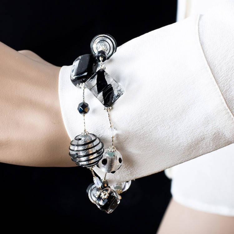 Armband Aus Muranoglas Mit Schwarzen Glasperlen Italian Design Jewellery Armband Aus Muranoglas Mit Schwarzen Glasperlen Italian Design Jewellery von YourMurano